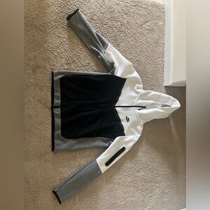 Nike tech, gray white and black , size medium